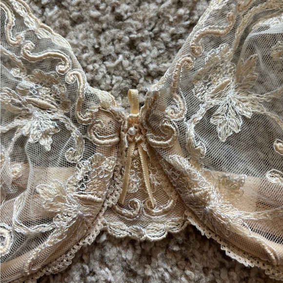 Vintage Valentino Intimo Elegant Lace Sheer Bra | 34C | feminine - Picture 2 of 7